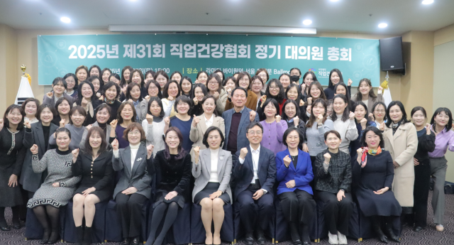 김숙영 한국직업건강간호협회 회장(앞줄 가운데)과 이복임 신임 회장(앞줄 왼쪽 네번째)이 27일 라마다 바이윈덤 서울 동대문에서 제31회 정기 대의원총회 개최 후 참가자들과 파이팅을 외치고 있다./한국직업건강간호협회