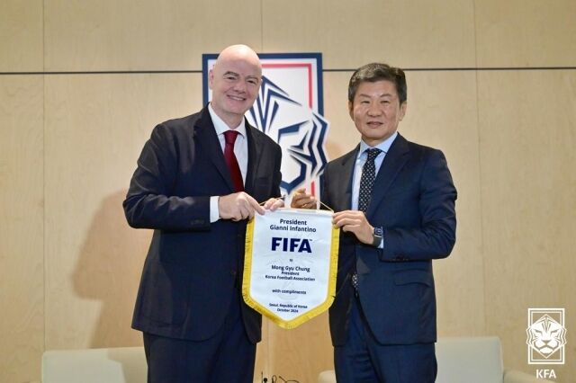 잔니 인판티노 국제축구연맹(FIFA) 회장과 셰이크 살만 빈 에브라힘 알 칼리파 아시아축구연맹(AFC) 회장이 정몽규 회장에게 당선 축하 서신을 보냈다./대한축구협회