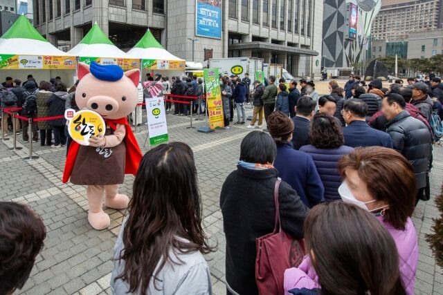 지난 28일 서울 한국프레스센터 앞에서 열린 2025 삼겹살데이 기념 한돈 특판 행사. /한돈자조금