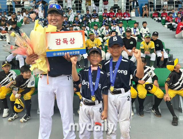 대한유소년야구연맹 전국유소년야구대회에서 입상한 신창호 감독(앞 왼쪽)과 선수들.