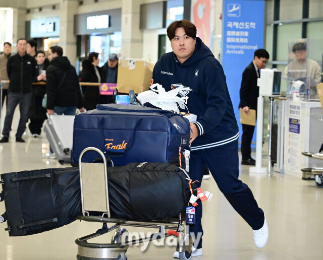 한화이글스 류현진이 4일 인천국제공항을 통해 일본 오키나와 스프링캠프를 마치고 귀국했다./인천공항 = 한혁승 기자