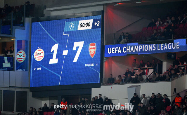 5일 벌어진 에인트호번-아스널의 UEFA 챔피언스리그 경기에서 스코어보드에 새겨진 7-1. /게티이미지코리아