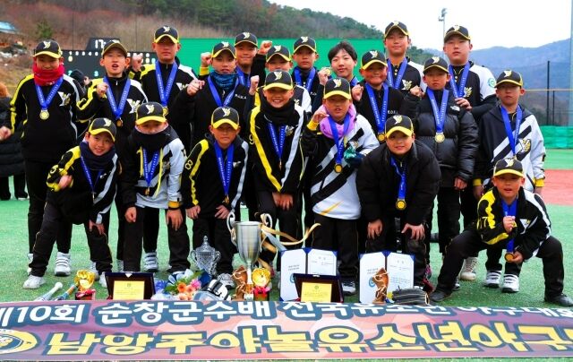 남양주야놀 유소년야구단 선수들이 우승 세리머니를 펼치고 있다. /대한유소년야구연맹 제공