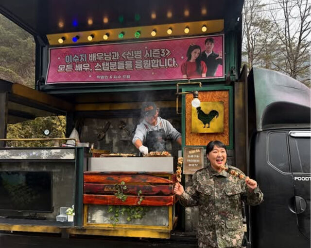 이수지가 닭꼬치를 맛있게 먹고 있다. / 이수지 SNS 캡처