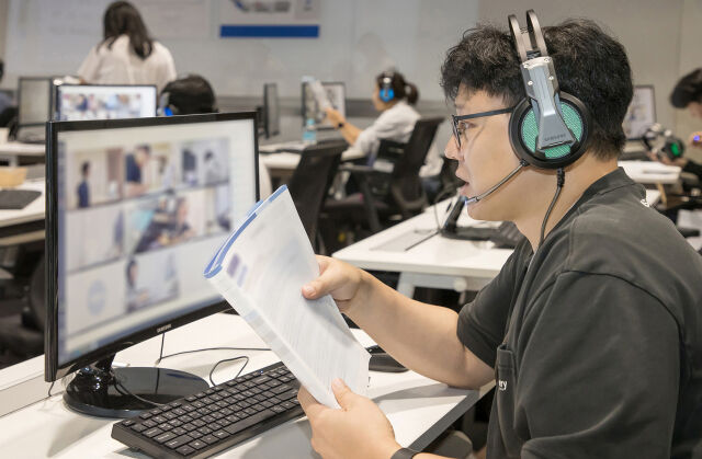 2024년 10월 삼성전자 인재개발원(경기도 용인)에서 삼성전자 감독관이 삼성직무적성검사(GSAT) 응시자를 대상으로 예비 소집을 진행하는 모습./삼성전자