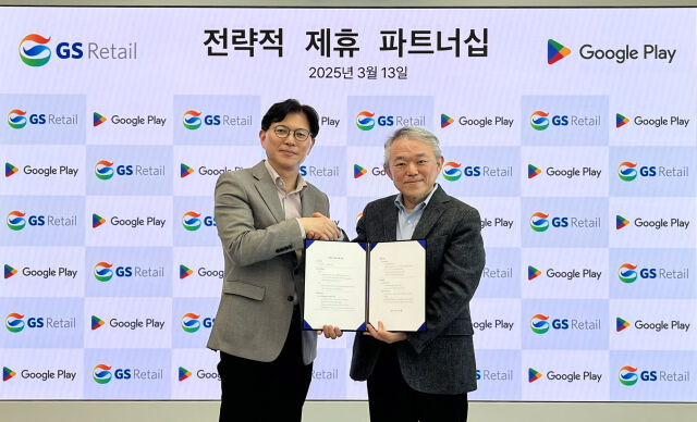 13일 오전 서울 역삼 GS타원에서 오진석 GS리테일 BU장(왼쪽)과 코이(Koi) 구글 아시아 총괄 부사장이 파트너십 협약 체결 후 기념사진을 찍고 있다. /GS리테일