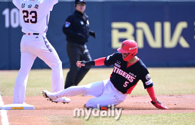 2025년 3월 14일 오후 서울 잠실야구장에서 2025 신한 SOL뱅크 KBO 리그 시범경기 KIA 타이거즈와 두산 베어스의 경기가 열렸다. KIA 2루 주자 김도영이 1회초 무사 2루서 나성범의 중견수 플라이 때 3루로 들어가고 있다./잠실=유진형 기자 zolong@mydaily.co.kr