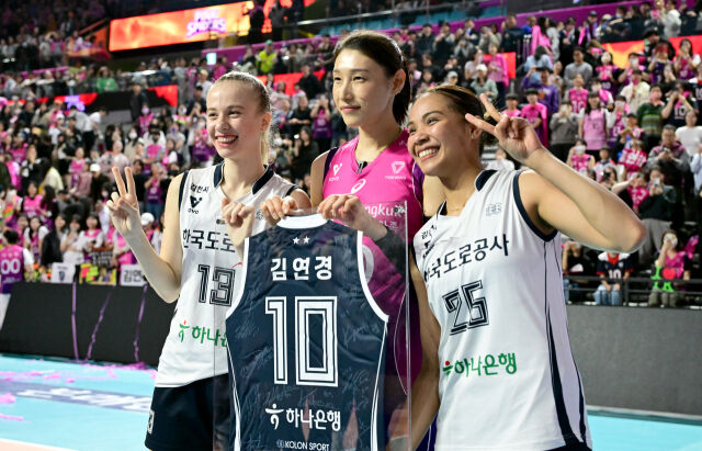 한국도로공사 니콜로바와 타나차가 김연경과 기념 촬영을 하며 기뻐하고 있다 / 한국배구연맹(KOVO)