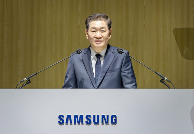 삼성전자가 19일 경기도 수원시 수원컨벤션센터에서 주주, 기관투자자, 경영진이 참석한 가운데 제56기 정기 주주총회를 개최했다. 사진은 한종희 대표이사 부회장이 의장 인사말을 하고 있다. /삼성전자