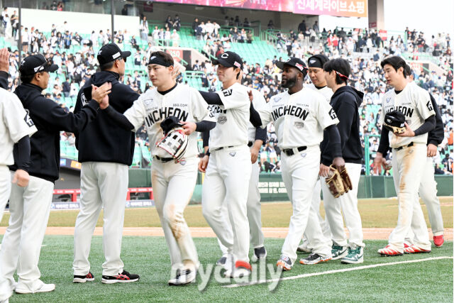 개막 2연승을 기록한 SSG 선수들이 이숭용 감독과 하이파이브를 하며 기뻐하고 있다.