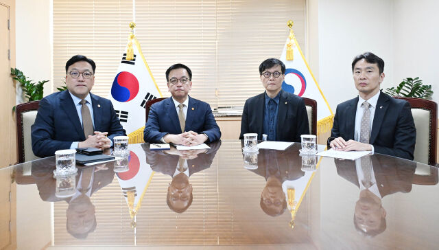 최상목 경제부총리가 4일 서울 종로구 정부서울청사에서 열린 거시경제·금융현안 간담회에서 기념 촬영하고 있다./기획재정부