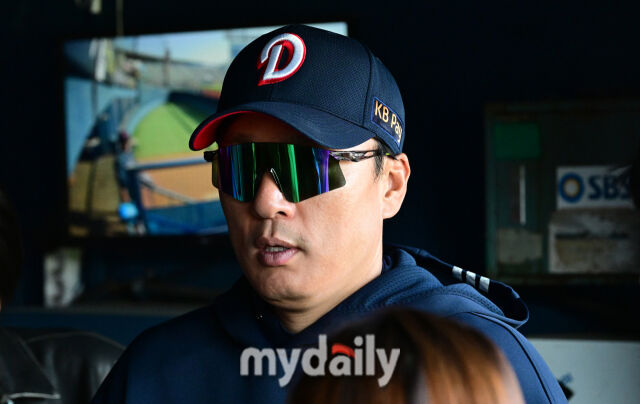 2025년 4월 25일 오후 서울 잠실구장에 진행된 '2025 신한 SOL뱅크 KBO 리그' 롯데 자이언츠와 두산 베어스의 경기. 두산 이승엽 감독이 취재진의 질문에 답하고 있다./마이데일리