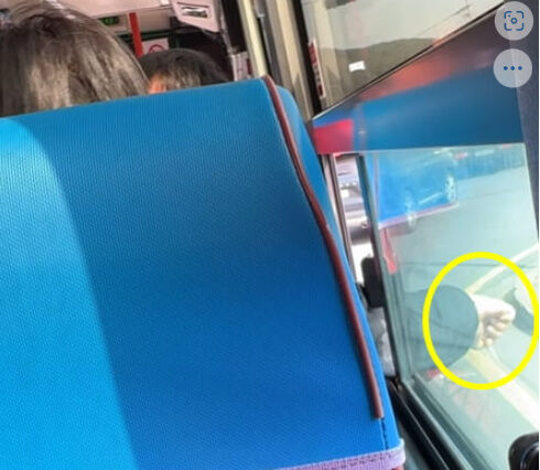 제주 시내 버스에서 담배를 피우는 중국인 여성. / 출처=인스타그램 