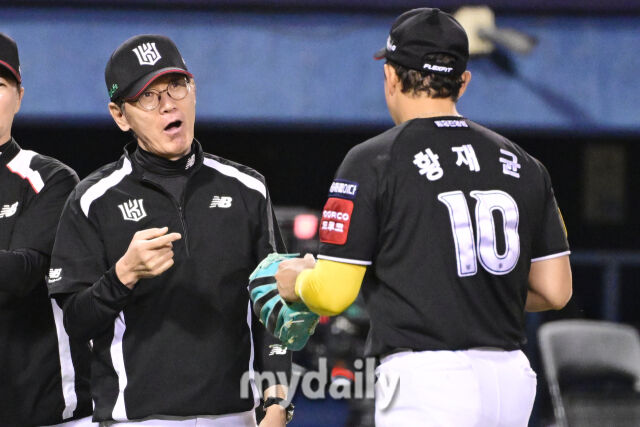kt 이강철 감독이 8-3으로 승리한 뒤 황재균을 보며 놀라워 하고 있다.