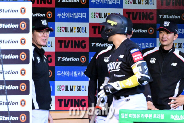 kt 이강철 감독이 타석에 들어서는 황재균과 이야기를 하고 있다.