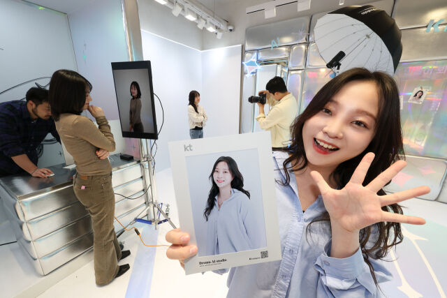 KT가 5월 한달 간 홍대 애드샵 플러스에 MZ세대를 타깃으로 한 체험형 공간 ‘KT AI 체험존’을 운영한다. /KT