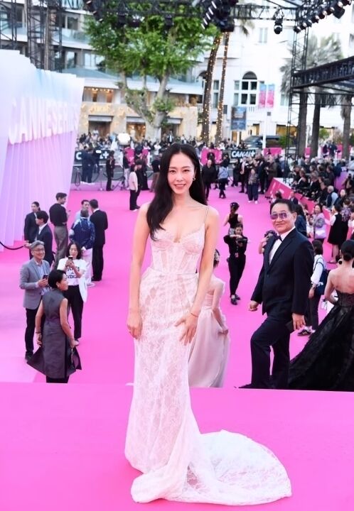 배우 홍수현이 칸 레드카펫을 밟았다. / 홍수현 인스타그램