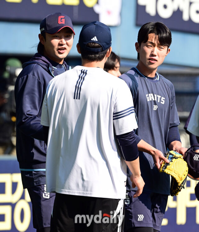 롯데 전민재와 정철원이 두산 옛 동료와 이야기를 나누고 있다 / 잠실 = 유진형 기자 zolong@mydaily.co.kr