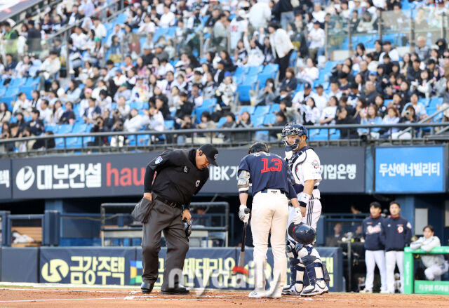 롯데 전민재가 타석에 들어서며 두산 팬들에게 인사하고 있다 / 잠실 = 유진형 기자 zolong@mydaily.co.kr