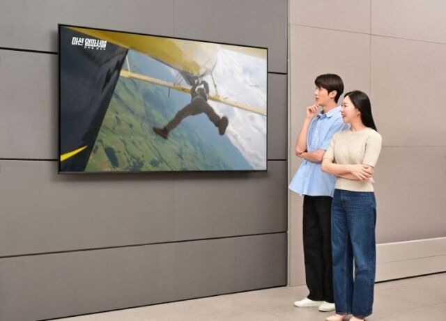 삼성전자 모델이 2025년형 QLED TV에서 상영되는 '미션 임파서블: 파이널 레코닝' 영상을 감상하고 있다. /삼성전자
