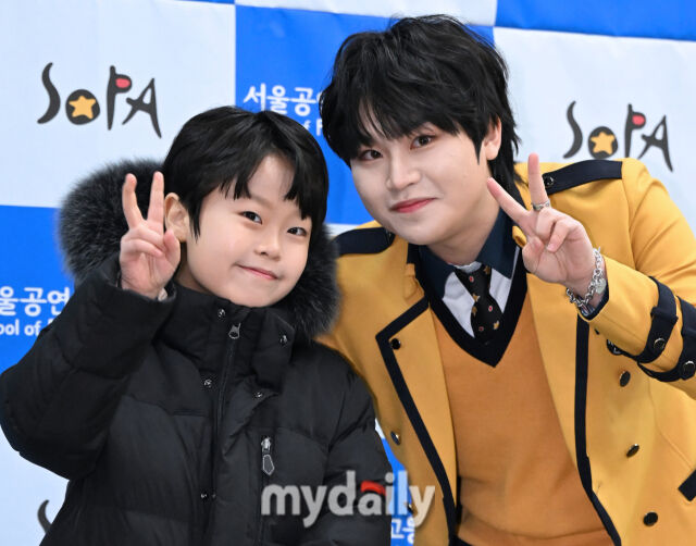 동생 황민호(왼쪽)가 형 황민우 졸업식에 참석한 모습이다. /마이데일리 DB
