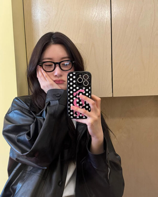 안경을 착용한 스타일링으로 시크함도 한껏 뽐냈다. /정채연 인스타그램