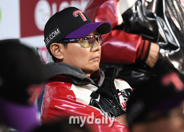 2일 오후 서울 잠실야구장에서 진행된 '2025 프로야구 KBO리그' LG트윈스와 SSG랜더스의 경기. LG 염경엽 감독이 덕아웃서 선수들을 지켜보고 있다./마이데일리