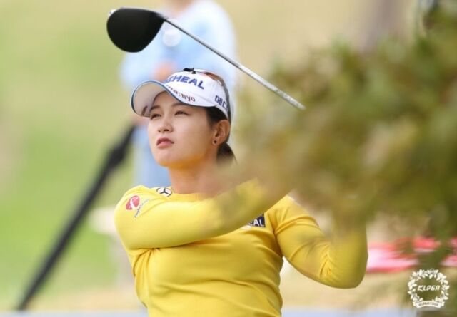 KLPGA 챔피언십 2라운드에서 공동 선두로 올라선 박현경. /KLPGA