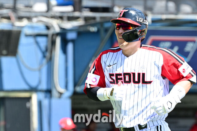 4일 오후 서울 잠실구장에 진행된 '2025 신한 SOL뱅크 KBO 리그' SSG-LG의 경기. LG 박동원이 1회말 SSG 선발 박종훈을 상대로 백투백 홈런을 때린 뒤 미소를 짓고 있다./마이데일리