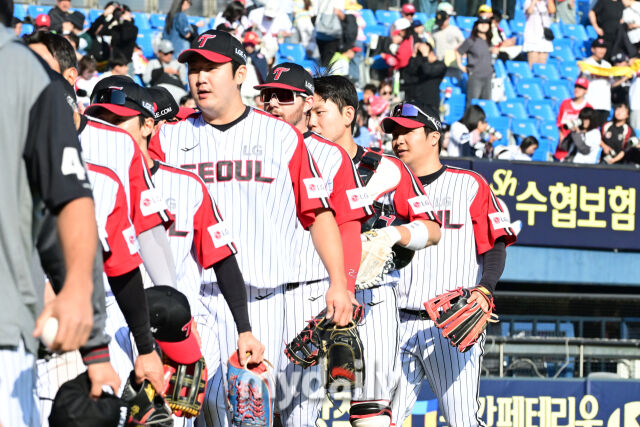 4일 오후 서울 잠실구장에 진행된 '2025 신한 SOL뱅크 KBO 리그' SSG-LG의 경기.<br><br>LG 문보경이 12-4로 승리한 뒤 염경엽 감독과 하이파이브를 하고 있다.<br><br>문보경은 1회말 만루 홈런, 8회말 3점 홈런을 기록했다./잠실-곽경훈 기자