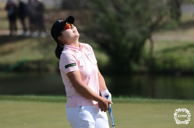 홍정민이 우승 확정 후 기뻐하고 있다./KLPGA
