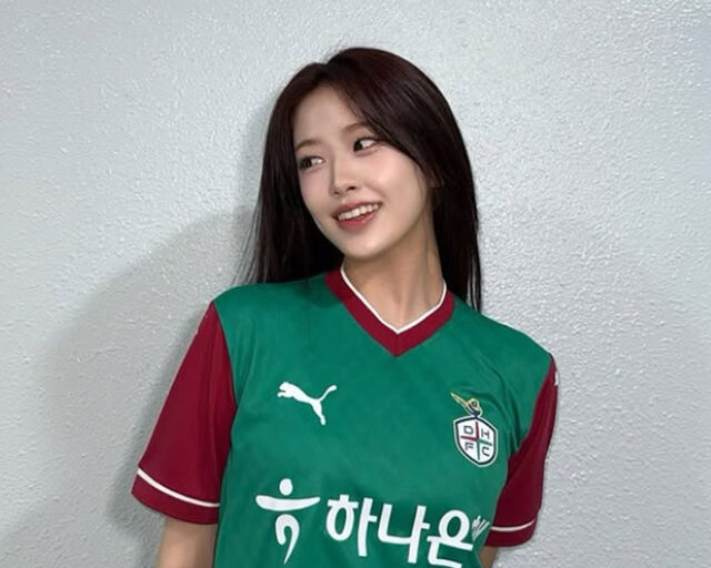 안유진이 대전 유니폼을 입고 시축에 나섰다. / 안유진 소셜미디어 캡처