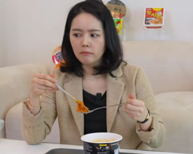 한가인이 라면 먹방을 하고 있다. / 유튜브 '자유부인 한가인' 캡처