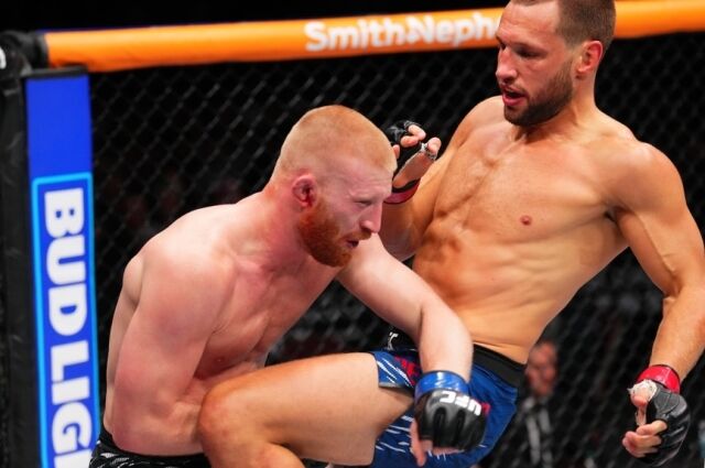 더 리더(오른쪽)가 니컬에게 니킥을 작렬하고 있다. /UFC 제공