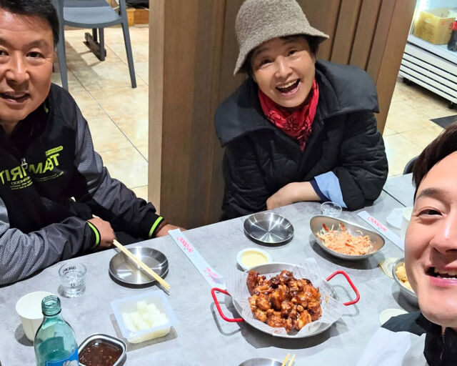 심진화의 은사(왼쪽), 모친(중간), 남편 김원효가 같이 식사를 하는 모습이다. /심진화 인스타그램