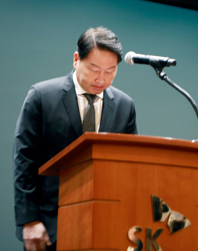 최태원 SK그룹 회장이 7일 서울 중구 을지로 SK텔레콤 사옥에서 열린 SKT 사이버 침해 사고 관련 데일리 브리핑에 참석해 대국민 사과를 하고 있다./SK