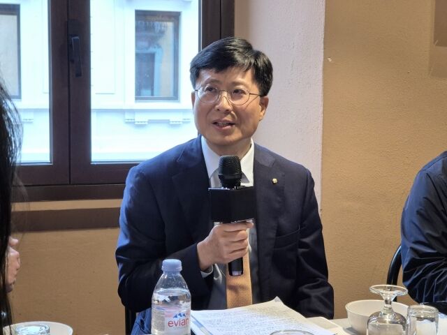 박종석 금융결제원장이 6일(현지시간) 이탈리아 밀라노에서 한국은행 출입기자단과 만나 소액지급결제서비스의 국가간 연계를 위한 허브시스템 등에 대해 설명하고 있다./금융결제원