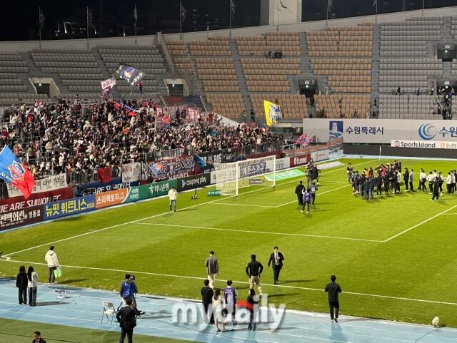경기가 끝난 뒤 수원FC 선수단이 홈 팬들을 향해 인사하고 있다./수원종합운동장=노찬혁 기자