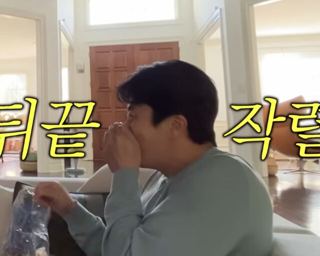 권상우가 손태영의 지적에 계속 입을 가리고 먹어 웃음을 자아냈다. / 유튜브 