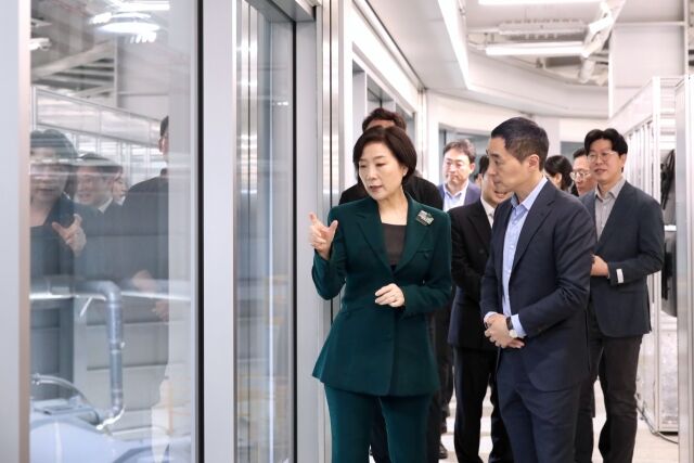 오영주 중소벤처기업부 장관이 7일 경기 화성 수퍼빈에서 열린 