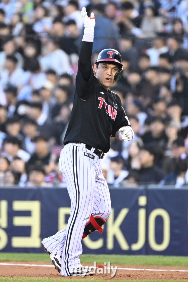7일 서울 잠실야구장에서 열린 '2025 신한 SOL BANK KBO리그' LG 트윈스와 두산 베어스 경기.<br><br>LG 박동원이 3회초 2사 3루에 1타점 적시타를 친 후 기뻐하고 있다./잠실=한혁승 기자