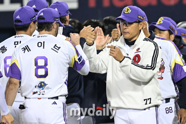 7일 서울 잠실야구장에서 열린 '2025 신한 SOL BANK KBO리그' LG 트윈스와 두산 베어스 경기.<br><br>두산이 5-2로 역전승 했다. 선수들과 하이파이브를 하고 있는 두산 이승엽 감독./잠실=한혁승 기자