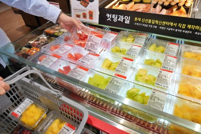 롯데슈퍼 프리미엄 잠실점 조각과일 매대 전경. /롯데슈퍼