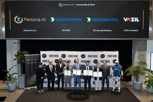 (오른쪽 두 번째부터) 송영훈 HD현대로보틱스 솔루션부문장, 이동주 HD한국조선해양 제조혁신랩 부문장, 닉 래드포드 페르소나 AI CEO, 김성원 바질컴퍼니 CTO가 미국 휴스턴에서 '조선 용접용 휴머노이드 개발을 위한 업무협약'을 체결한 뒤 기념촬영을 하고 있다. /HD현대