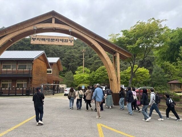 관광객들이 목공 체험을 위해 봉화목재문화체험장으로 들어가고 있다. /봉화군