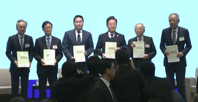 이재명 더불어민주당 대선 후보가 8일 서울 중구 대한상공회의소에서 열린 경제5단체장과 간담회에 참석해 정책제언집을 들고 함께 기념사진을 찍고 있다./유튜브 생중계 캡처