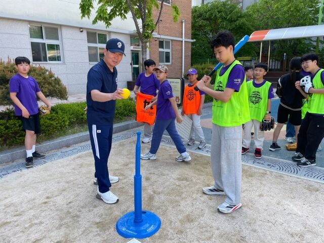 KBO 찾아가는 티볼교실에 참여한 류지현 WBC 대표팀 감독./KBO