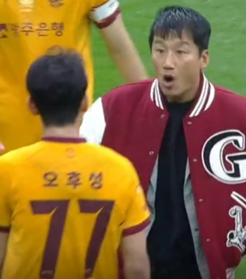 지난 5일 어린이날 펼쳐진 광주FC와 김천 상무. 전반전이 끝난 뒤 이정효 감독이 오후성을 강하게 밀치며 질책했다./쿠팡플레이 중계 캡처