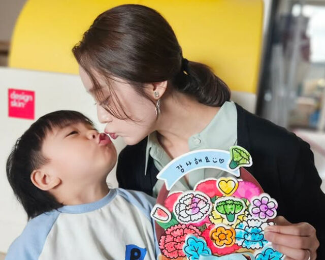 우혜림이 시우 선물에 감동을 받고 뽀뽀를 하고 있다. / 우혜림 소셜미디어 캡처