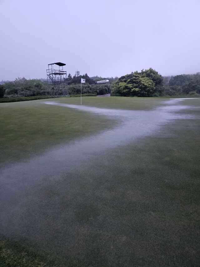 KPGA 클래식이 열리는 사이프러스 골프 앤 리조트의 코스에 물이 가득 차 있다./KPGA